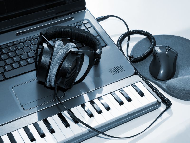 Strony z muzyką – na zdjęciu słuchawki podłączone do komputera.