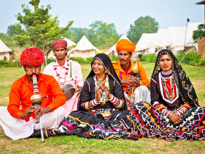 Muzyka indyjska – zespół gra na instrumentach indyjskich.