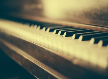 Muzyka klasyczna – wykonawcy wszech czasów. Na zdjęciu stary fortepian.